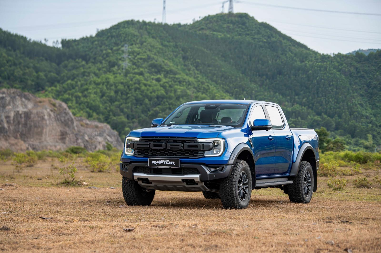 Ford Ranger Raptor V6 2026 — góc đầu xe 3/4 trên địa hình đồi núi