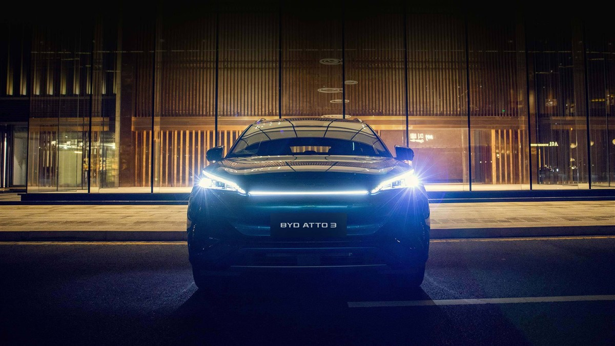 BYD Atto 3 Cà Mau - đèn LED sáng rõ vào ban đêm giữa đô thị