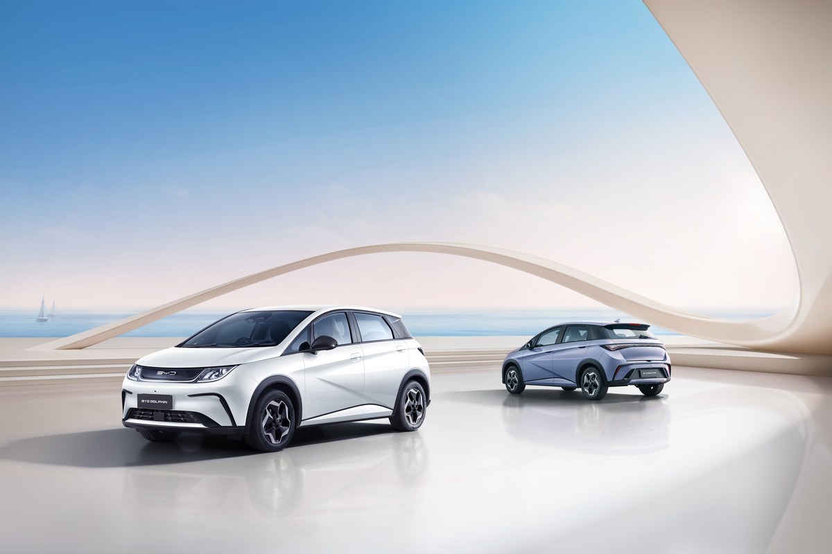 BYD Dolphin 2026 Cà Mau - hai phiên bản màu trắng và xám xanh dưới công trình kiến trúc vòm cong