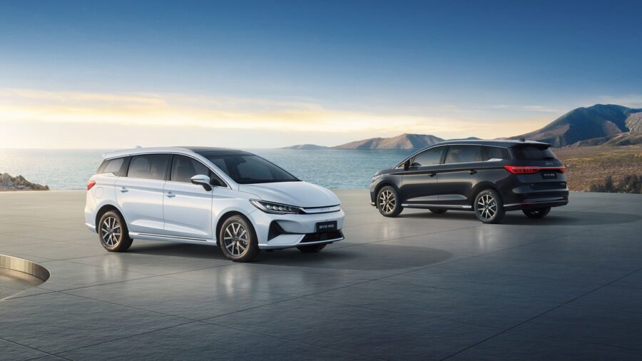 BYD M6 Cà Mau - hai xe màu trắng và đen bên bờ biển
