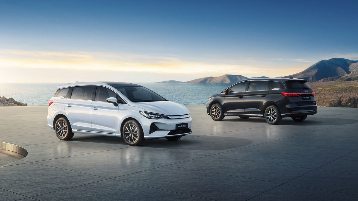BYD M6 Cà Mau - hai xe màu trắng và đen bên bờ biển