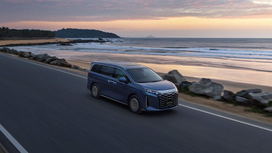 BYD M9 Cà Mau - vận hành trên đường ven biển lúc hoàng hôn