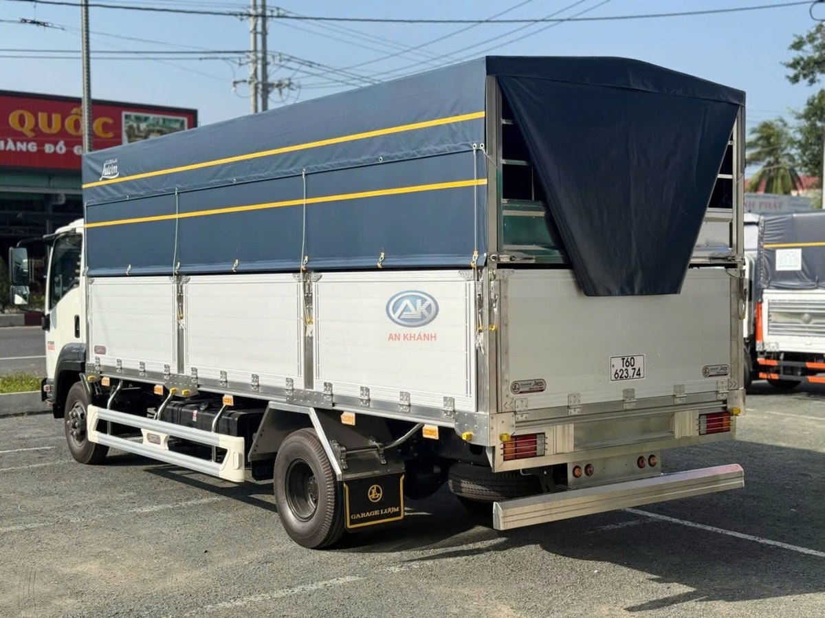 Isuzu FRR650 thùng mui bạt bửng nhôm nhìn từ phía sau bên hông