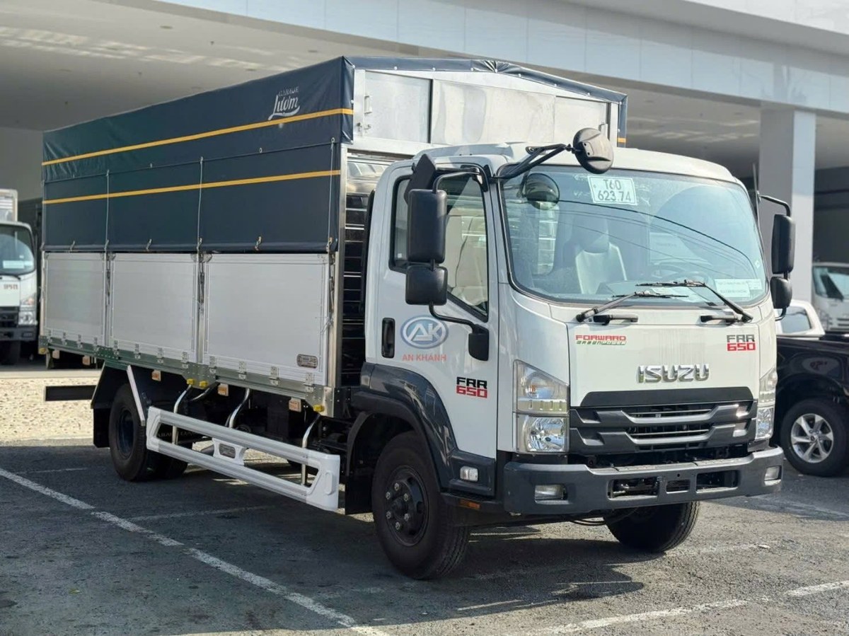 Isuzu FRR650 thùng mui bạt nhìn góc trước bên hông