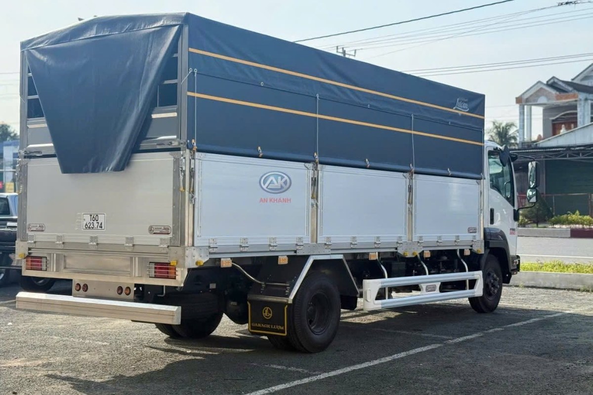 Isuzu FRR650 thùng mui bạt khung inox nhìn góc sau bên hông