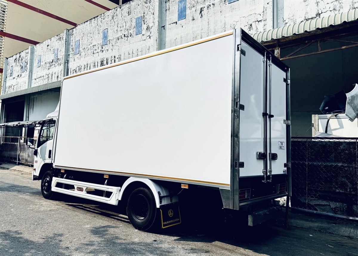 Xe tải Isuzu NPR350 nhìn từ bên hông