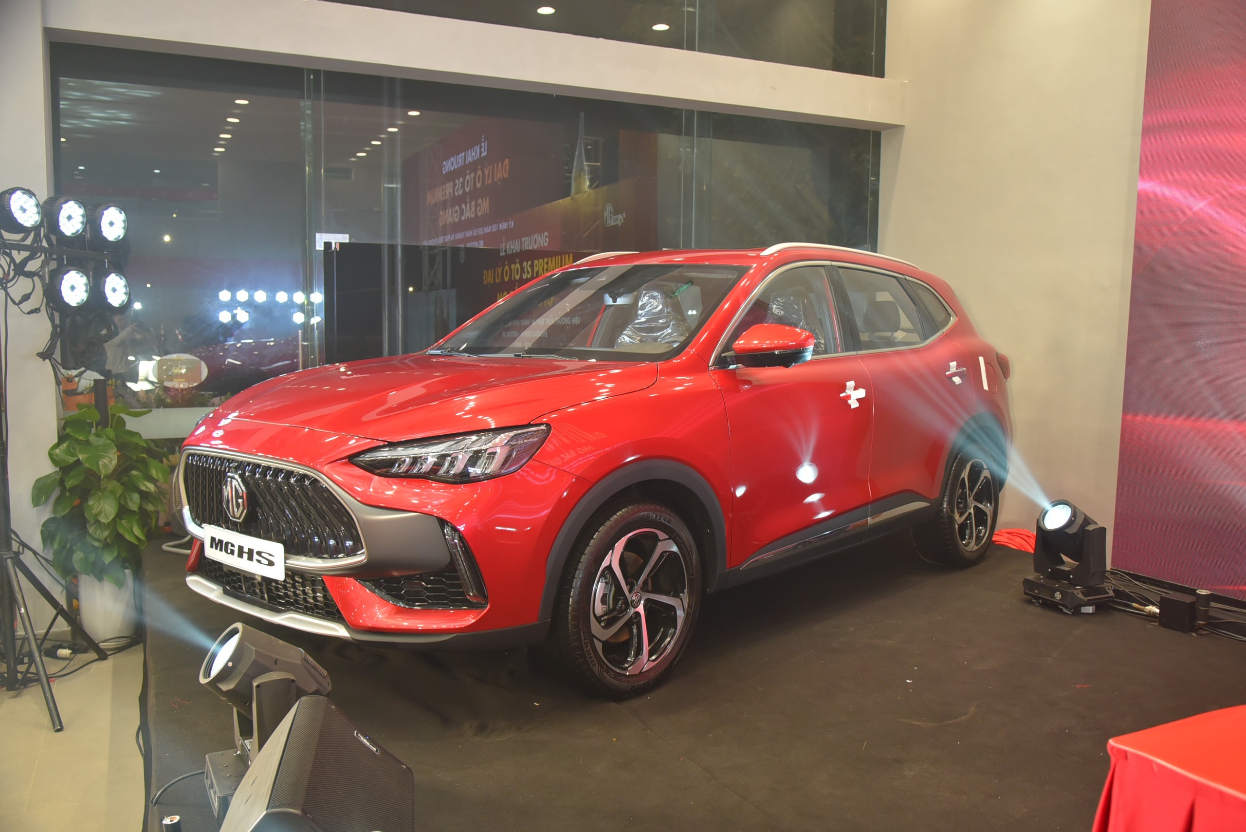 MG HS màu đỏ tại sự kiện ra mắt