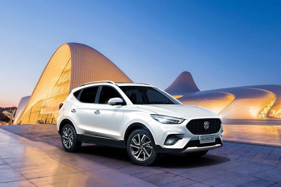 MG ZS màu trắng đỗ trước công trình kiến trúc