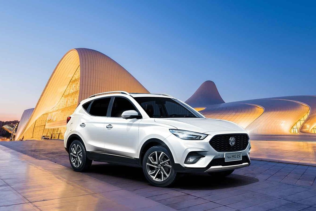 MG ZS màu trắng đỗ trước công trình kiến trúc