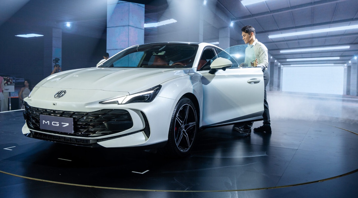 MG7 màu trắng tại showroom