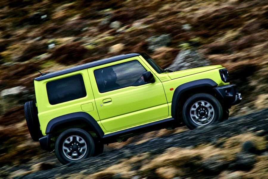 Suzuki Jimny vượt dốc đá nhìn ngang