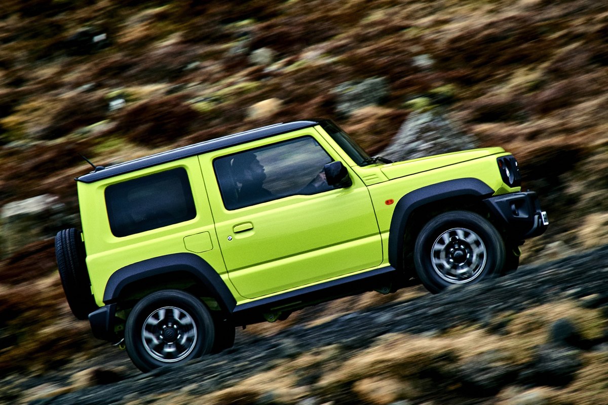 Suzuki Jimny vượt dốc đá nhìn ngang