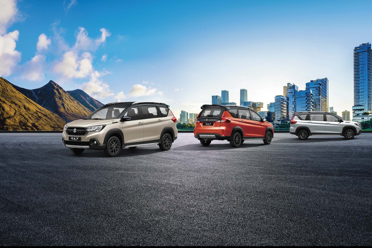 Ba xe Suzuki XL7 Hybrid màu ngà đen, cam đen và trắng đen