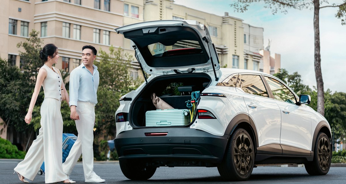 Cốp sau VinFast VF6 mở rộng, cặp đôi chuẩn bị hành lý cho chuyến đi