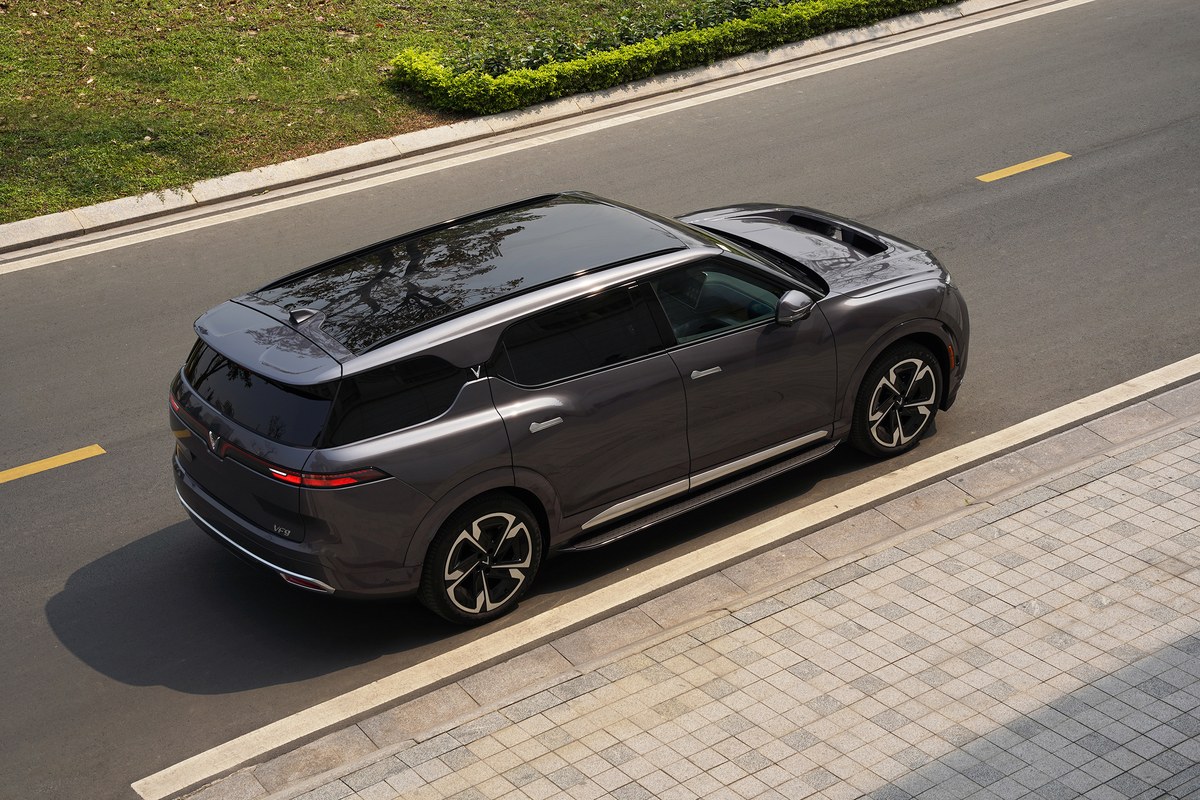 VinFast VF9 màu xám Neptune Grey nhìn từ trên cao ở góc 3/4 phía sau
