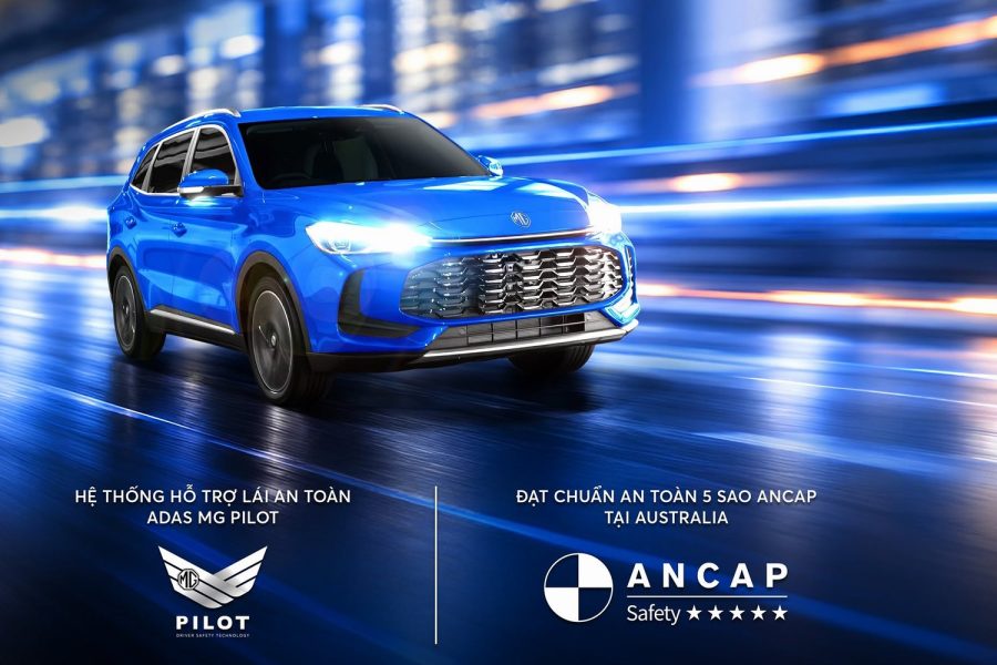 All-New ZS màu xanh dương chạy trên đường phố, poster giới thiệu hệ thống hỗ trợ lái ADAS MG Pilot và chuẩn an toàn 5 sao ANCAP