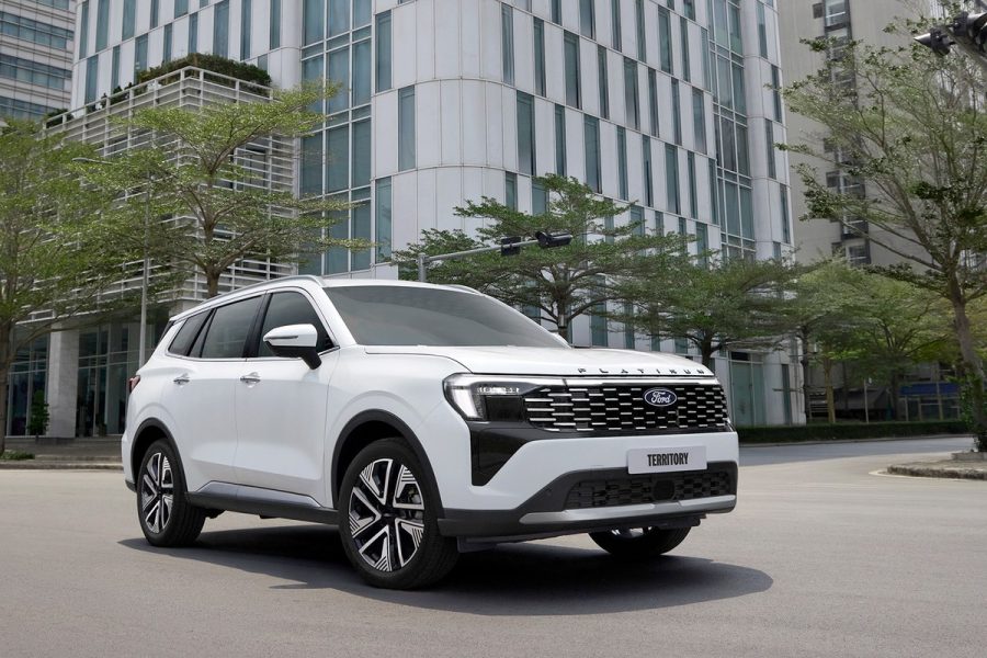 Ford Territory màu trắng đỗ trước tòa nhà văn phòng