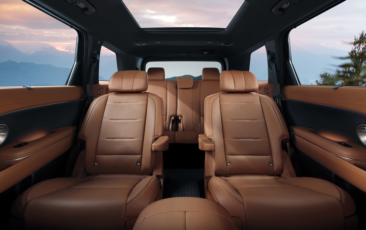 Ghế hàng sau và cửa sổ trời trên Hyundai Palisade Hybrid