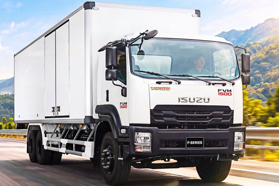 Isuzu FVM 1500 thùng kín trên quốc lộ