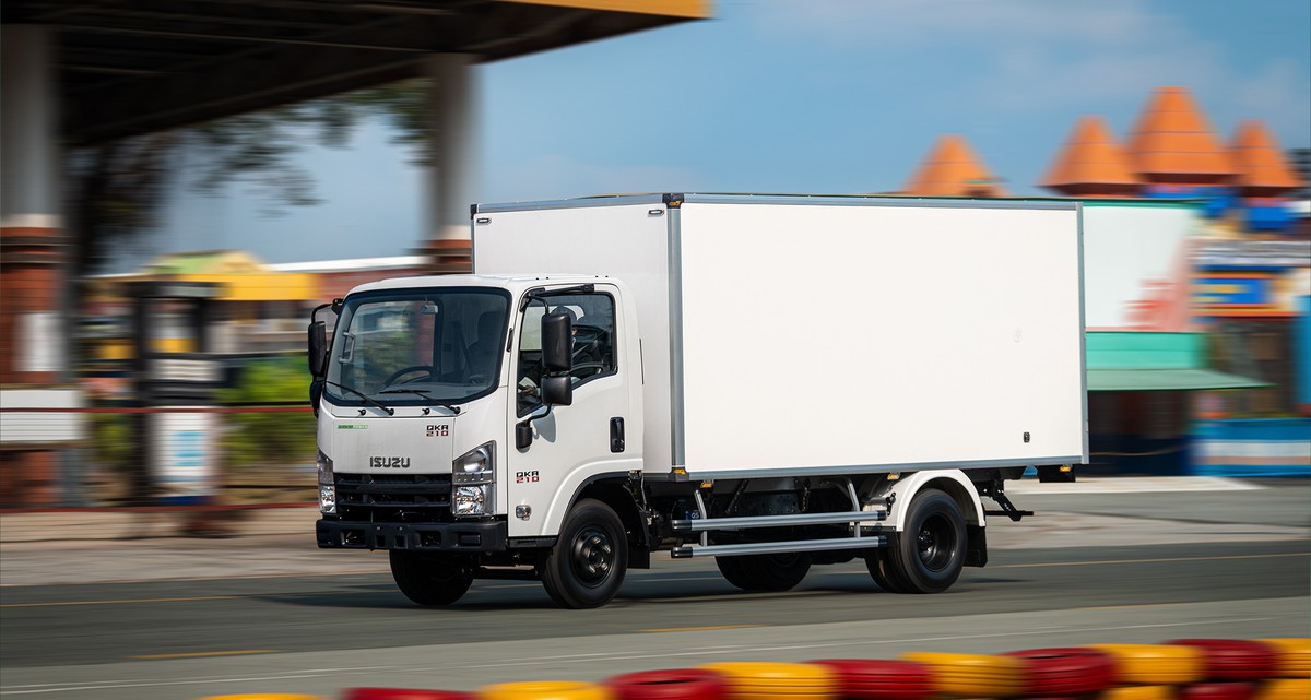 Xe tải Isuzu Q-Series chạy trên đường thử
