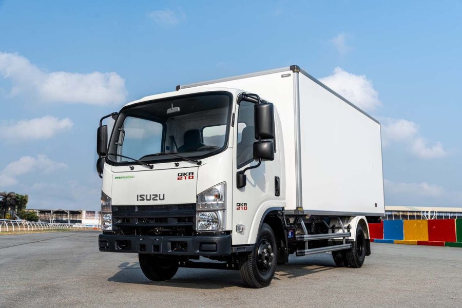 Xe tải Isuzu Q-Series thùng kín nhìn chéo phía trước