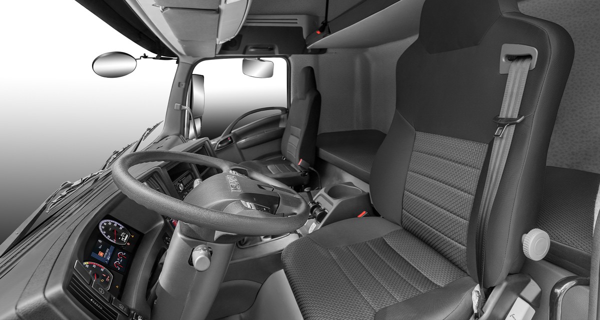 Khoang lái xe đầu kéo Isuzu EXZ nhìn tổng thể