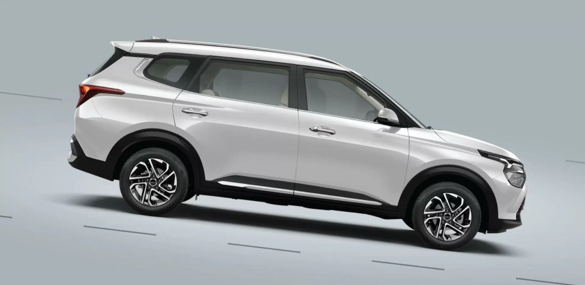 Kia Carens màu trắng nhìn từ bên hông