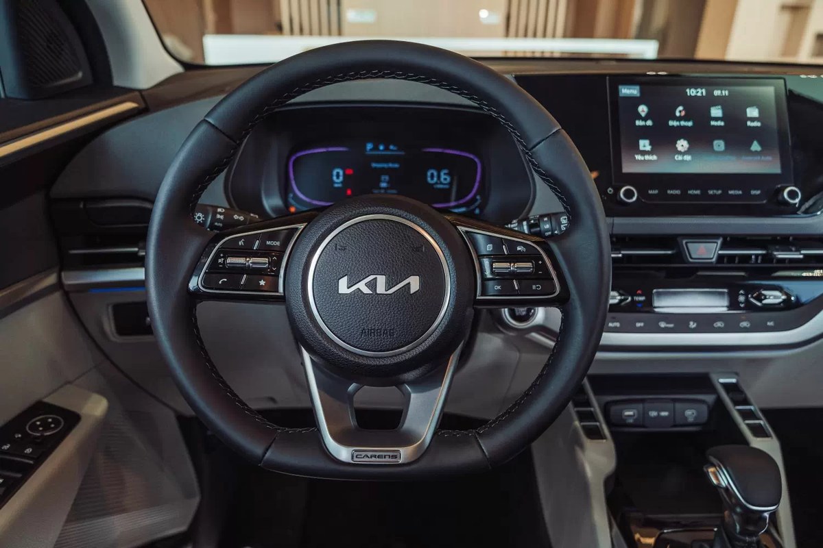 Vô lăng D-cut và cụm đồng hồ của Kia Carens