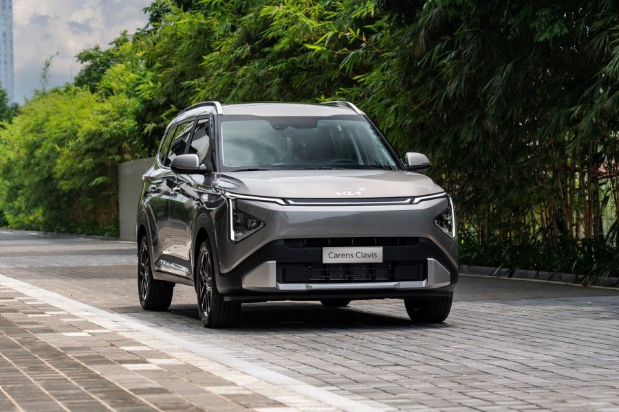 Kia Carens Clavis 7 chỗ màu xám trên đường lát gạch