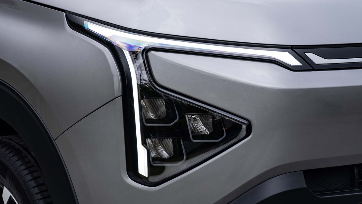 Cụm đèn trước Star-map LED Ice-Cube của Kia Carens Clavis