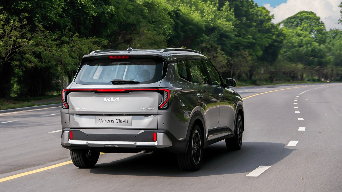 Kia Carens Clavis với khung gầm vững chãi khi vào cua