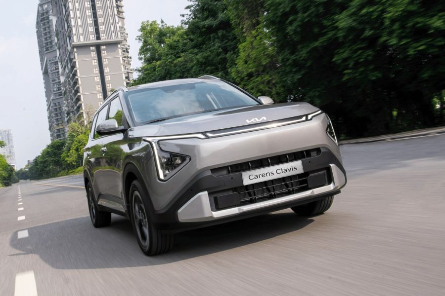 Kia Carens Clavis chạy phía trước trên đường nhựa