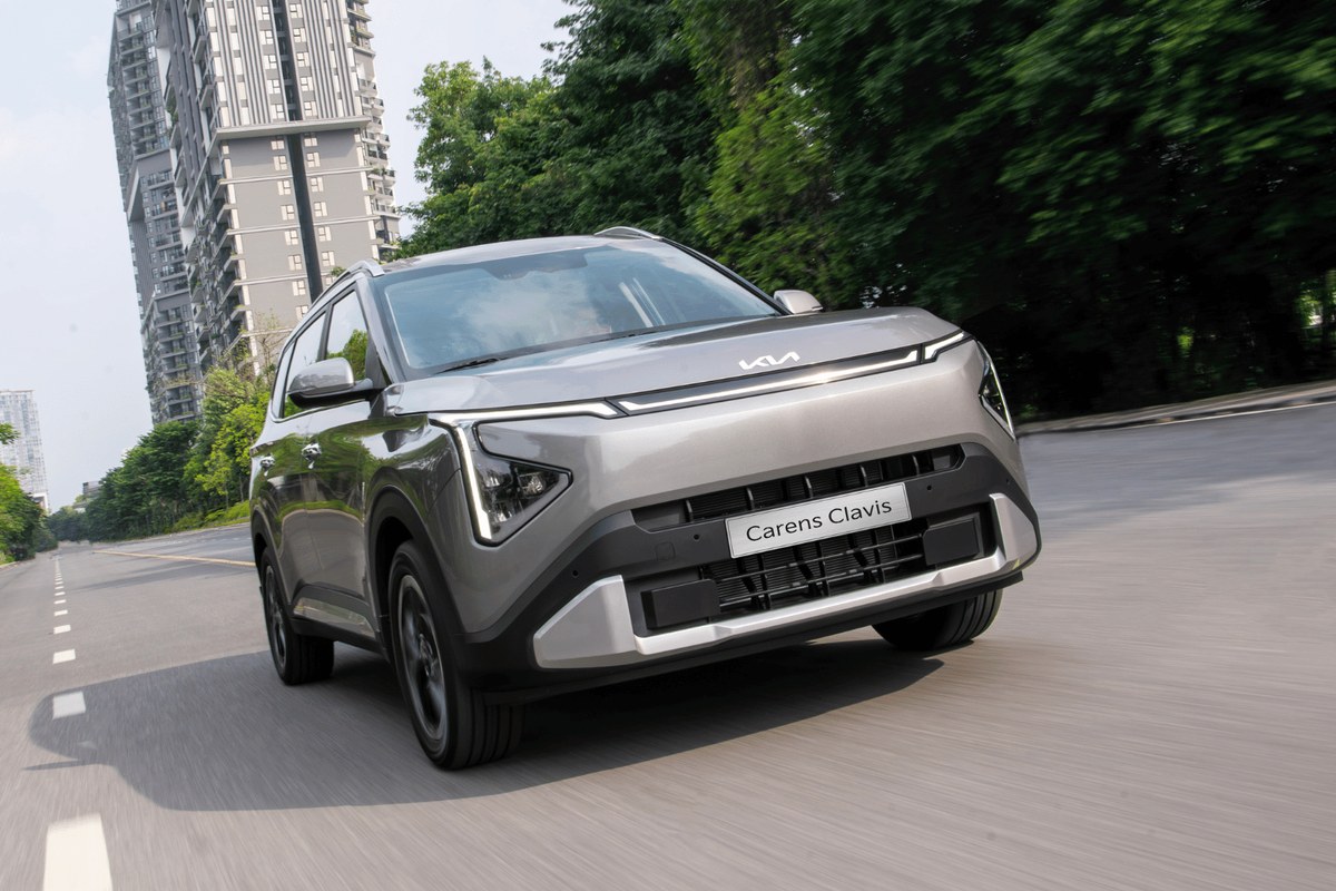 Kia Carens Clavis chạy phía trước trên đường nhựa