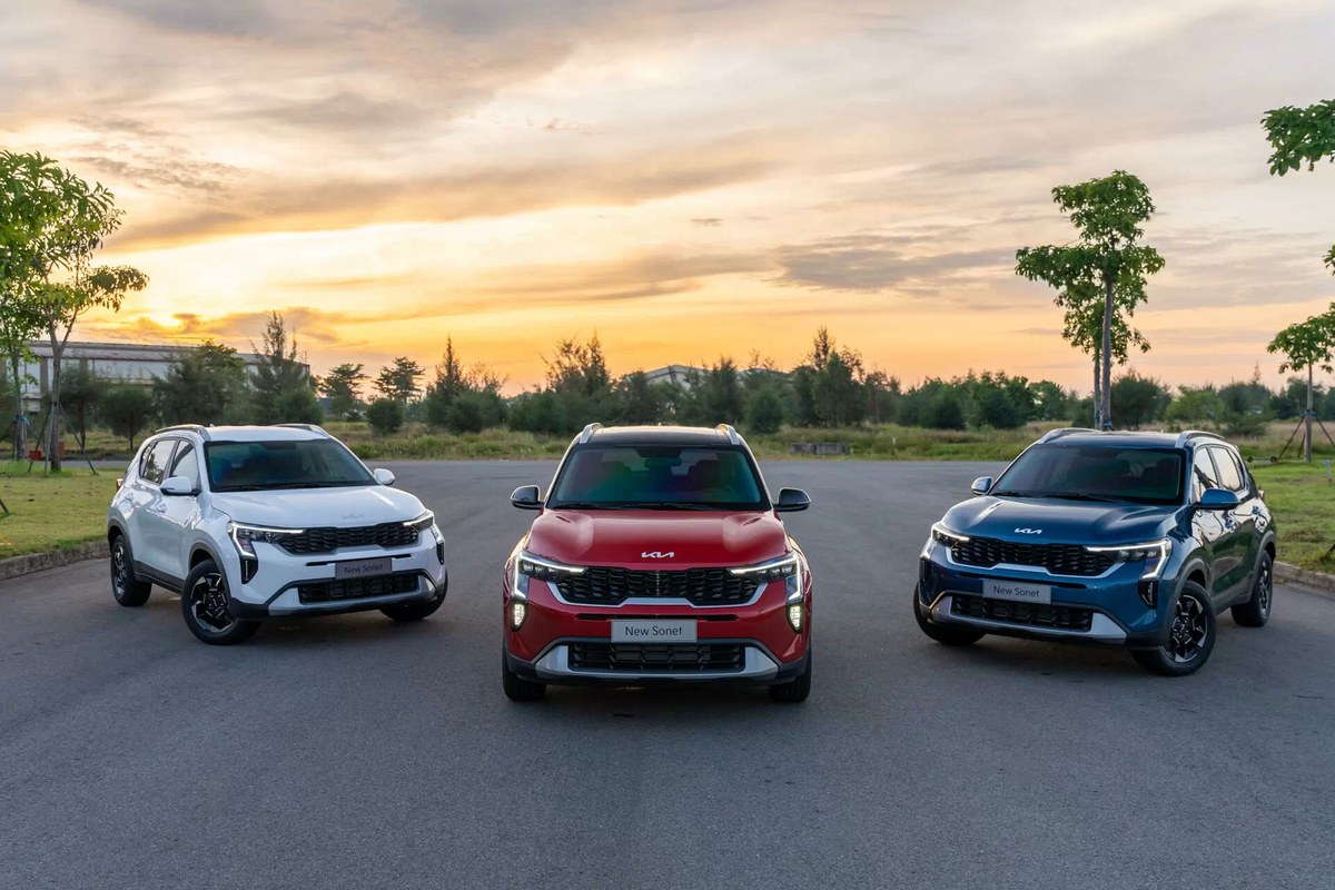 Ba chiếc Kia New Sonet màu trắng, đỏ và xanh đỗ lúc hoàng hôn