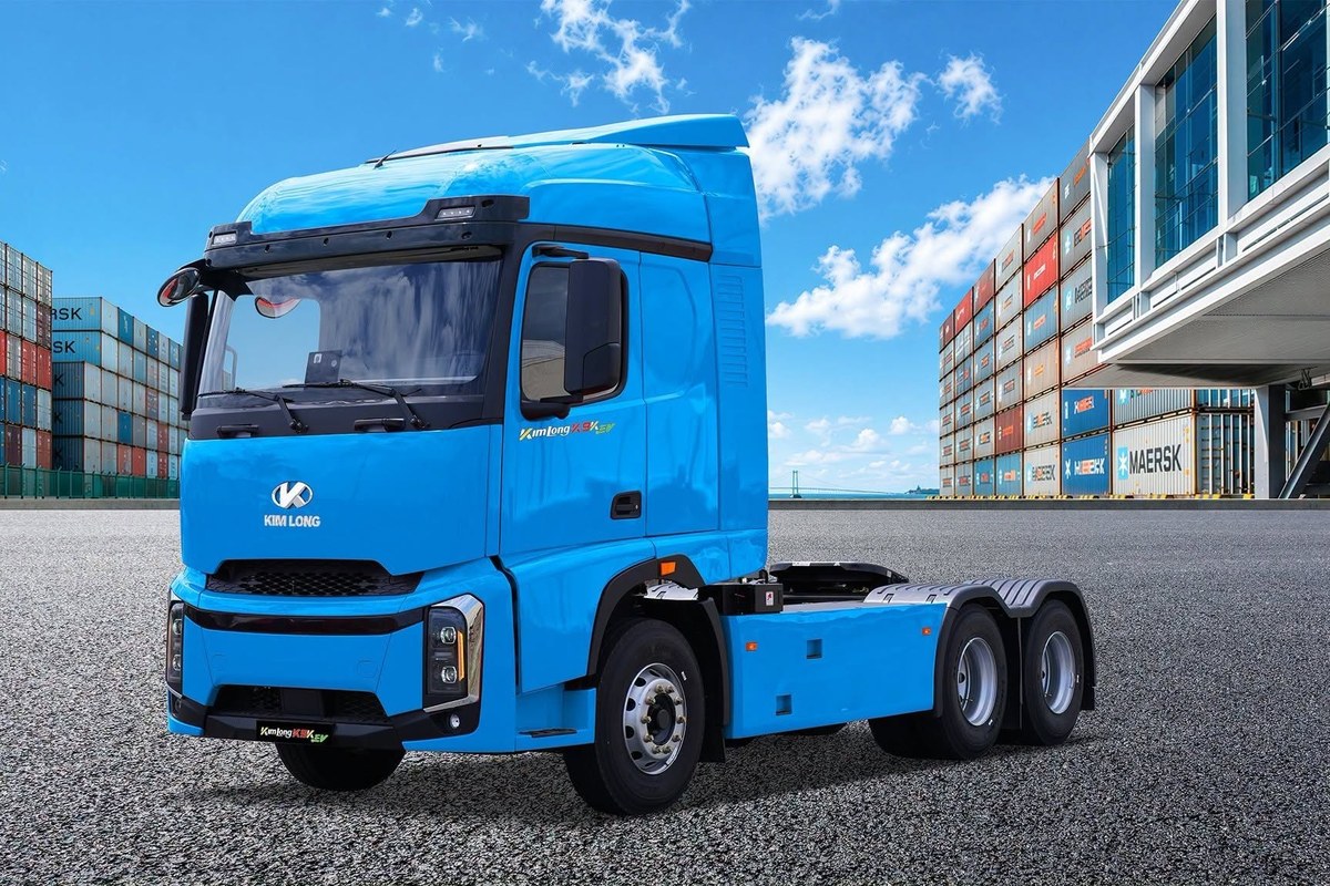 Xe đầu kéo điện Kim Long K9KEV nhìn chéo trước