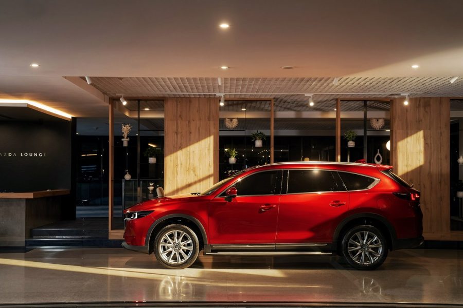 Mazda CX-8 màu đỏ trong không gian showroom