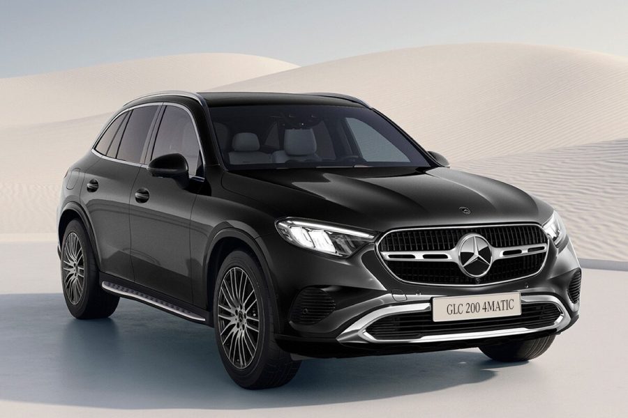 Mercedes-Benz GLC 200 4MATIC màu đen trên nền cồn cát