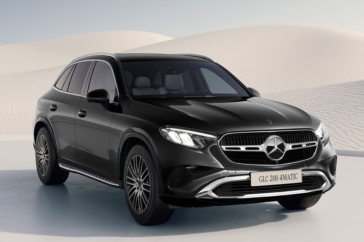 Mercedes-Benz GLC 200 4MATIC màu đen trên nền cồn cát