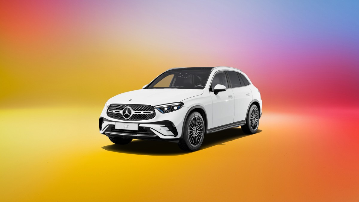 Mercedes-Benz GLC màu trắng trong chương trình ưu đãi tháng 10/2026