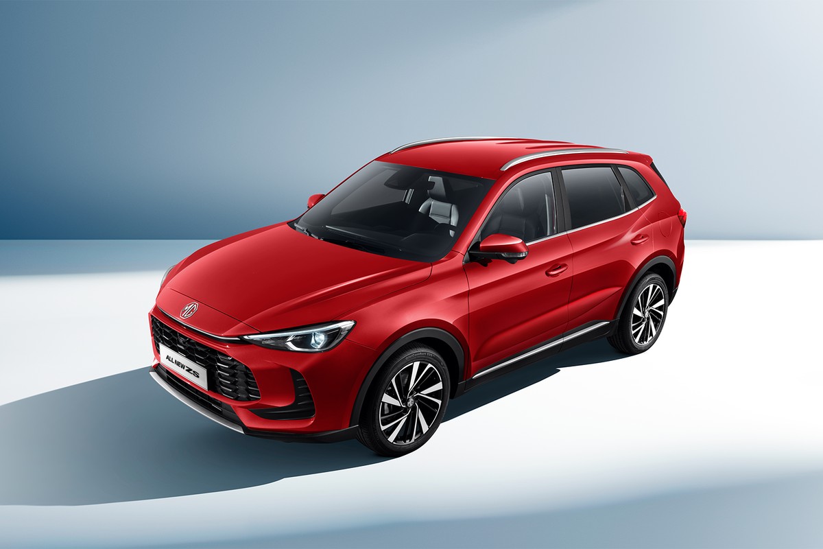 All New MG ZS màu đỏ nhìn từ trên cao trong studio