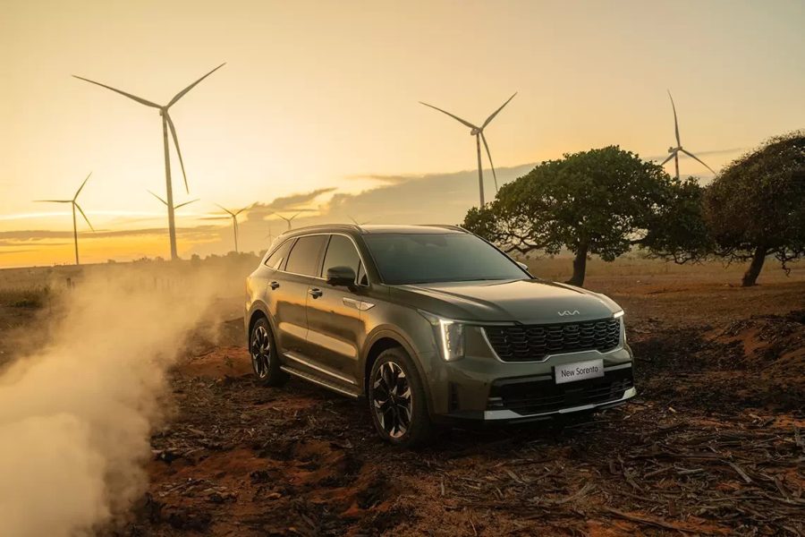 New Sorento chạy trên đường đất cuốn bụi