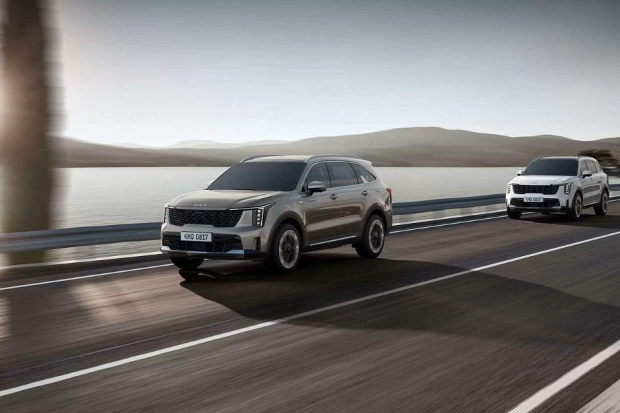 New Sorento Hybrid chạy trên đường ven hồ