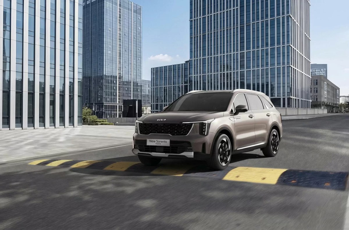 New Sorento Hybrid màu be đi qua gờ giảm tốc