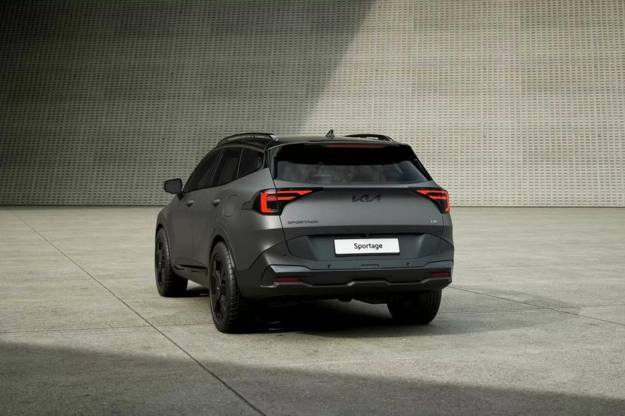 Đuôi xe New Sportage Hybrid màu xám đỗ trong không gian tối giản