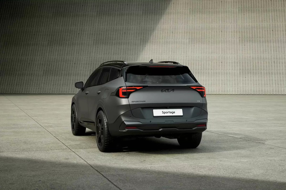 Đuôi xe New Sportage Hybrid màu xám đỗ trong không gian tối giản