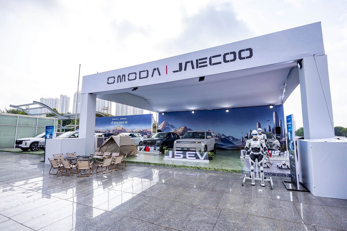 Khu vực trưng bày Omoda & Jaecoo với robot và góc lều cắm trại