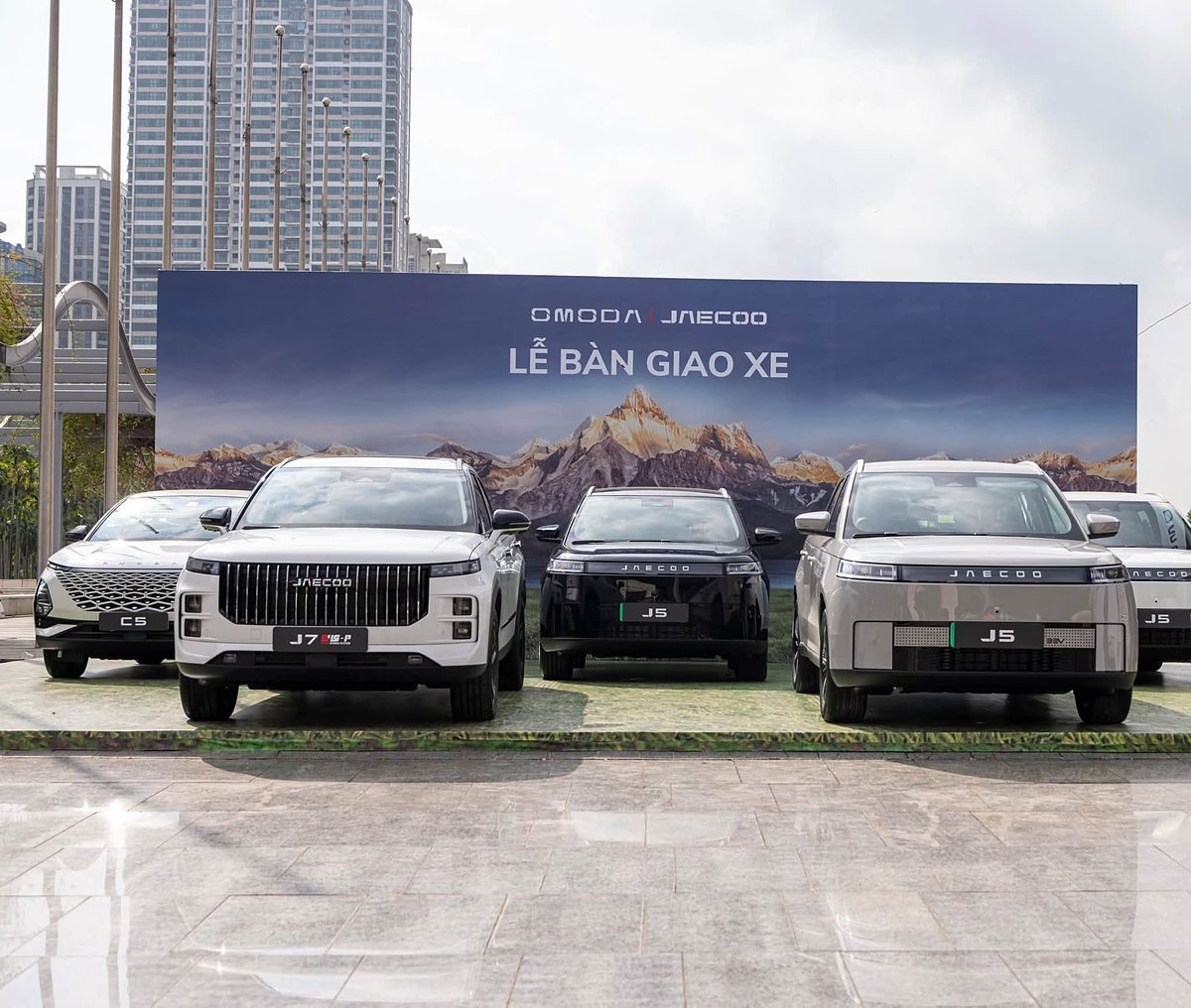 Omoda C5, Jaecoo J7 SHS-P và Jaecoo J5 trưng bày tại khu vực Omoda & Jaecoo