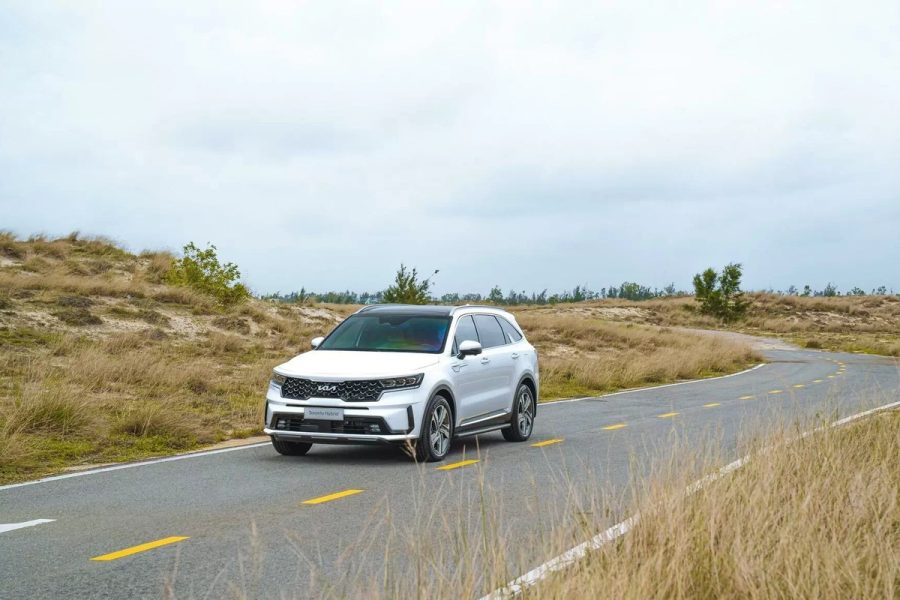Sorento Hybrid màu trắng trên đường quê
