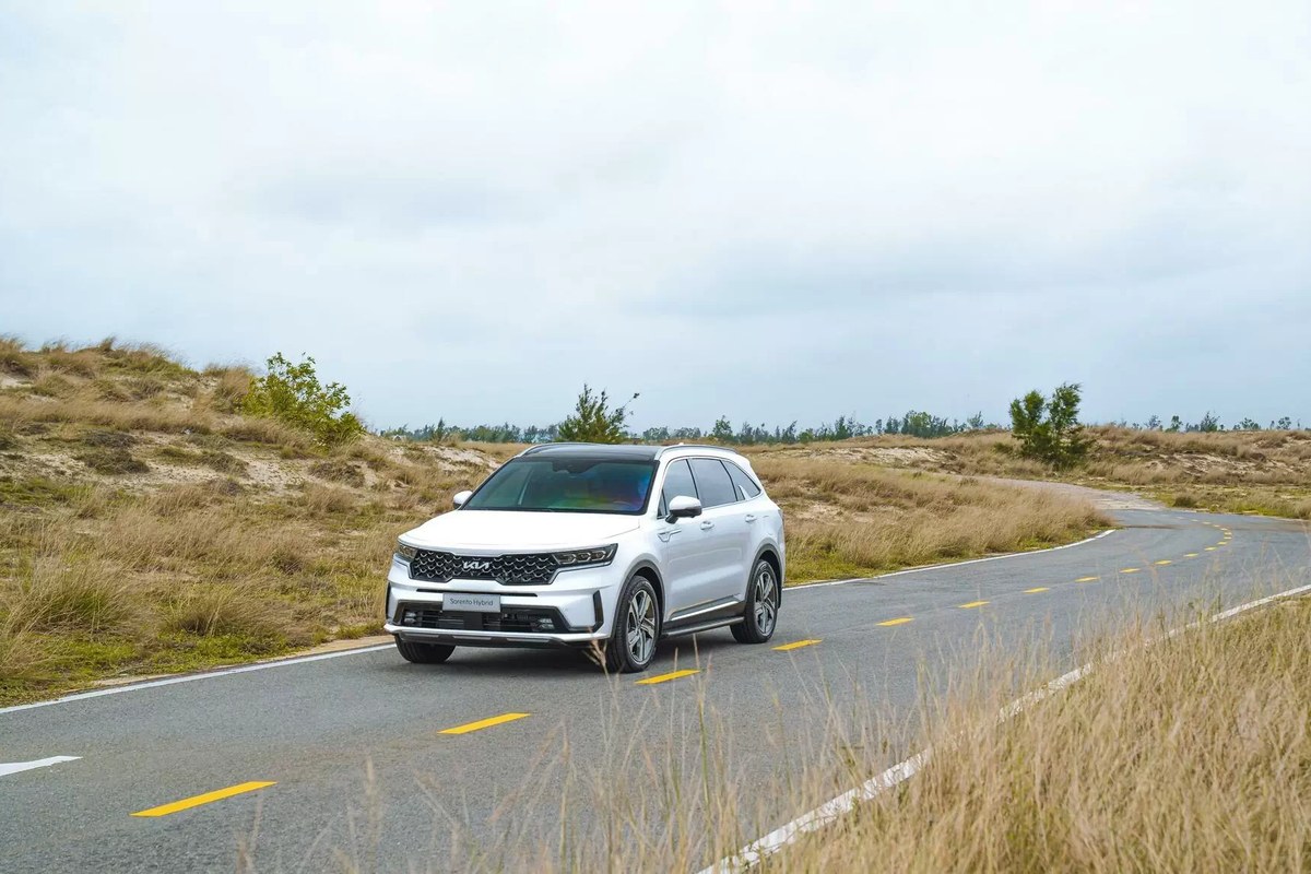 Sorento Hybrid màu trắng trên đường quê