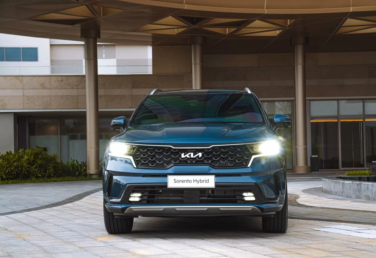Sorento Plug-in Hybrid màu xanh đỗ trước sảnh